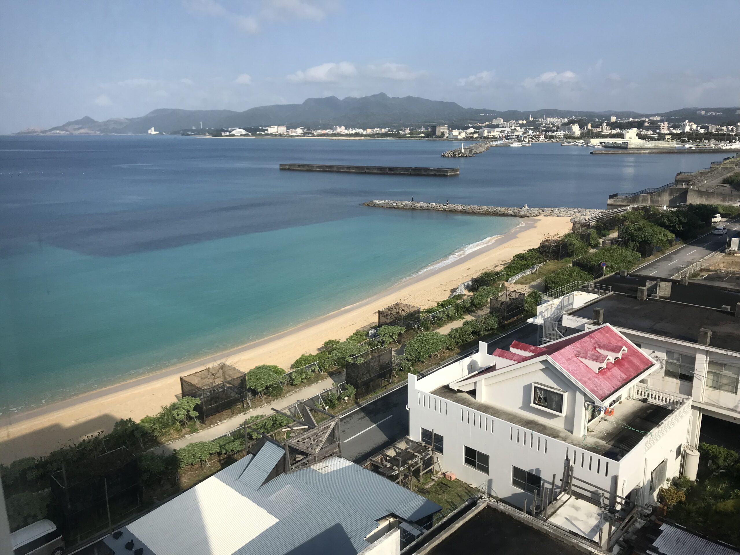 沖縄の家屋と海の写真